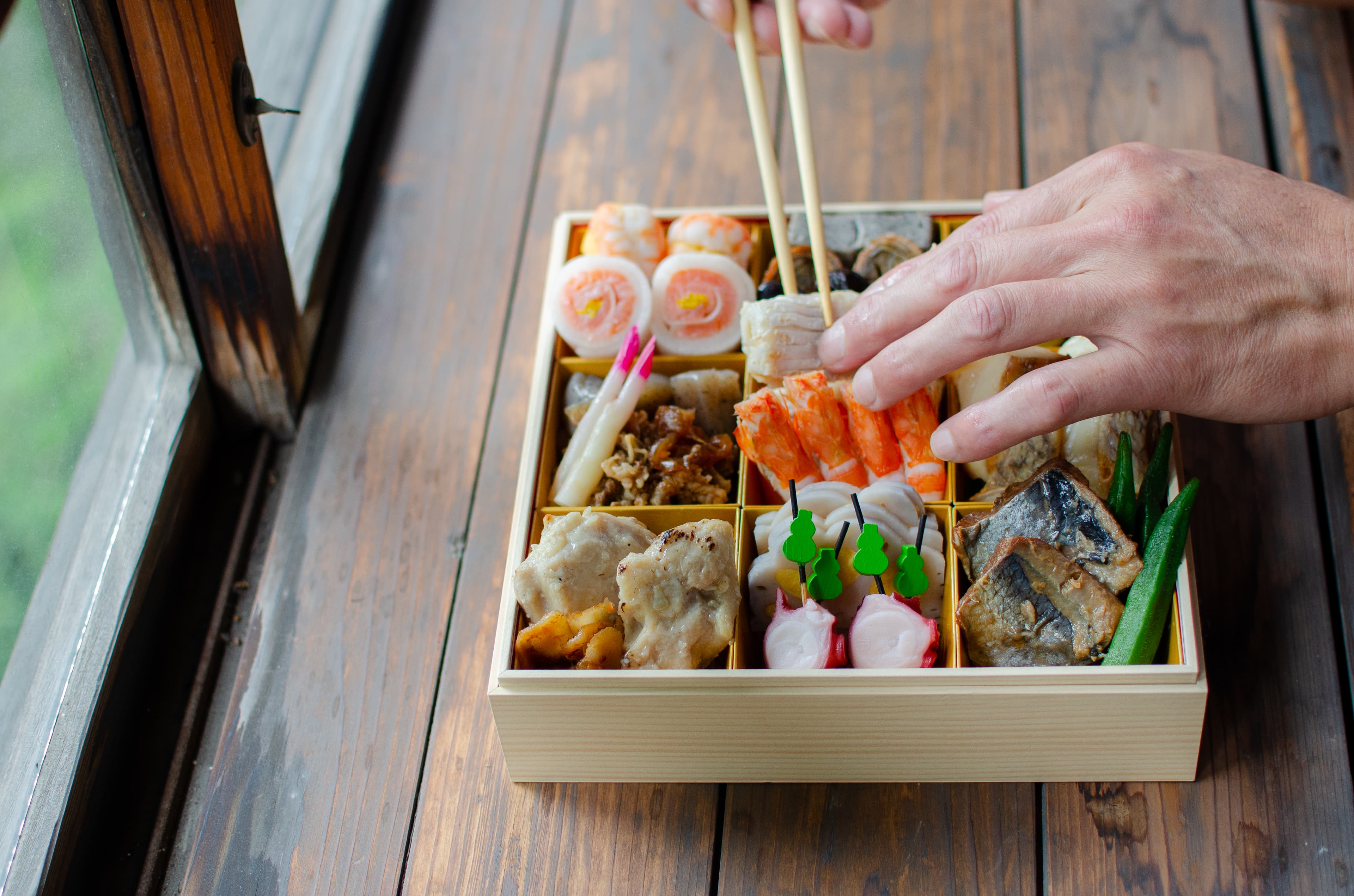 宮美殿の料理を手がける料理長の手元